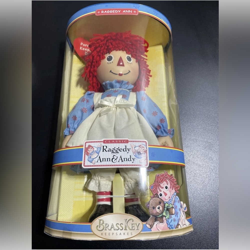 2004 BRASS KEY KEEPSAKES COLLECTABLE
RAGGEDY ANN PORCELAIN/FABRIC 
DOLL NIB